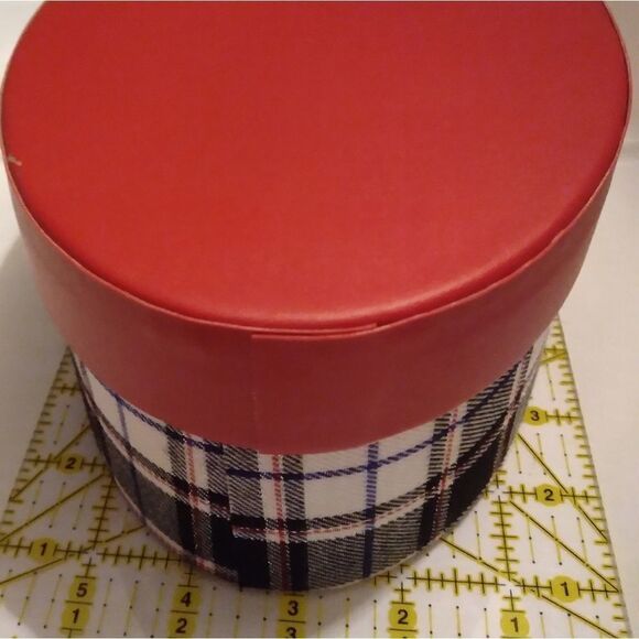 Oval plaid storage box & small red trinket box - Picture 5 of 12